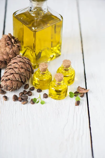 Aceite de nueces de cedro —  Fotos de Stock