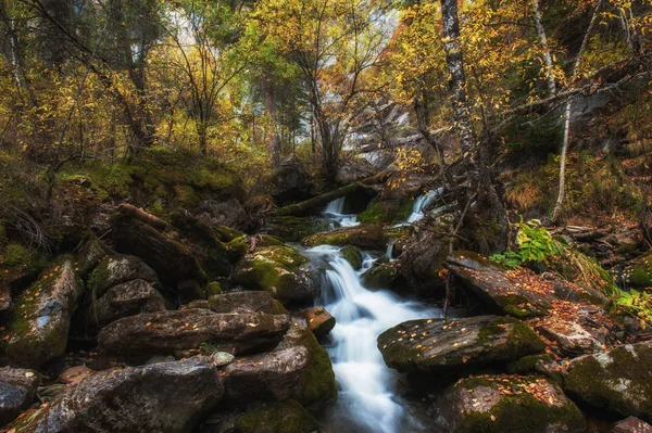 Vattenfall vid floden Shinok — Stockfoto