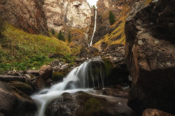 Cachoeira no rio Shinok — Fotografia de Stock