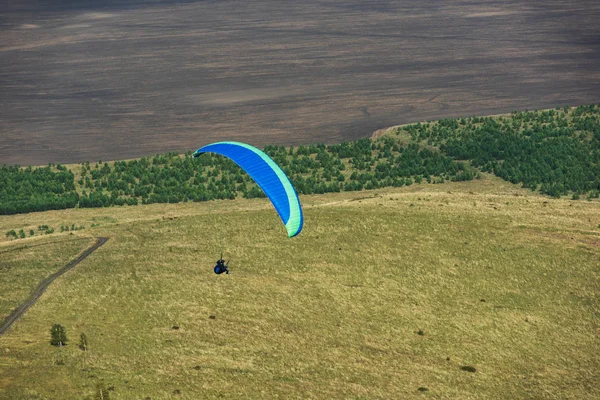 Dağları'nda yamaç paraşütü — Stok fotoğraf