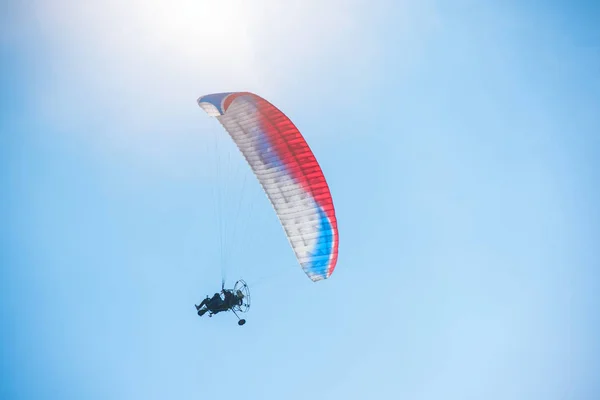 Dağları'nda yamaç paraşütü — Stok fotoğraf