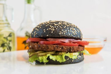 Büyük siyah burger.