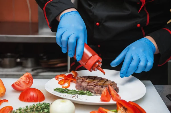 Chef set carne a la parrilla —  Fotos de Stock