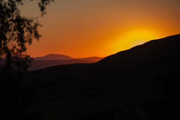 Coucher de soleil beauté dans les montagnes — Photo