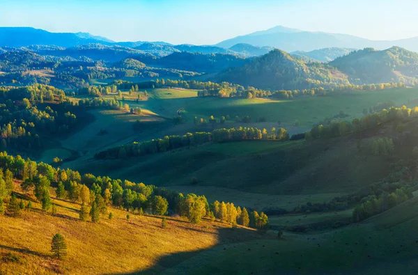 Beauté aube dans les montagnes — Photo