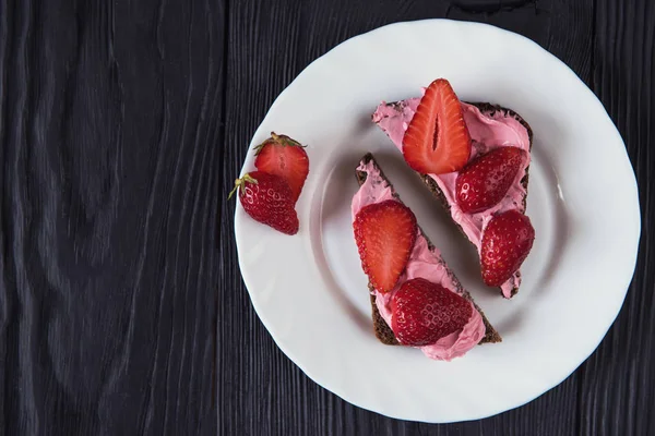 Lor ile çilek sandviç