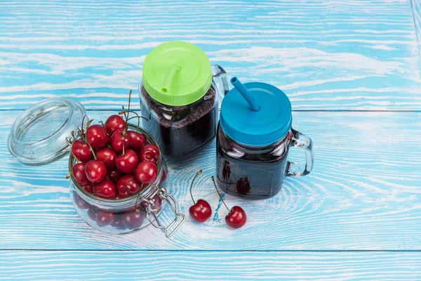 Suco de cereja com vidro de bagas — Fotografia de Stock