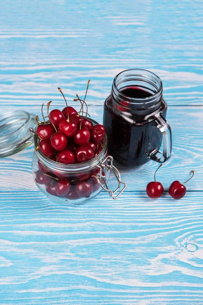 Zumo de cereza con vaso de bayas — Foto de Stock