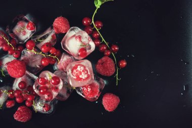 Ahşap masa üzerinde dondurulmuş meyveler