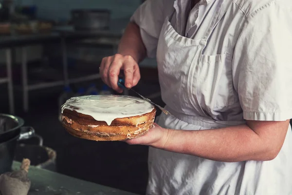 Production manuelle de gâteaux — Photo