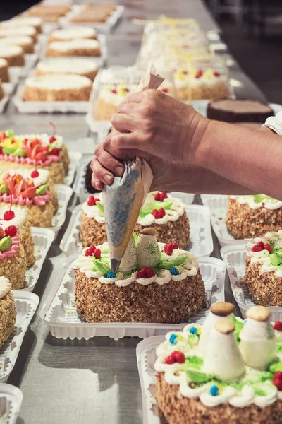 Produzione manuale di dolci — Foto Stock