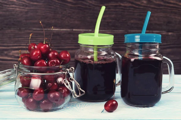 Suco de cereja com vidro de bagas — Fotografia de Stock