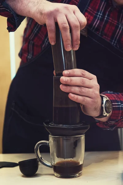 Barista elaboración de café aeropress — Foto de Stock