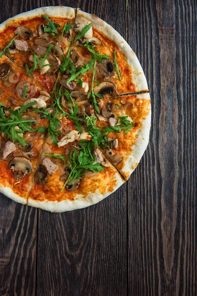 Pizza con pollo y champiñones —  Fotos de Stock