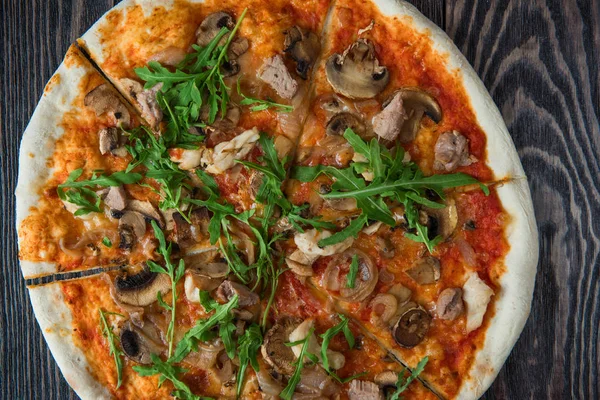 닭고기와 버섯을 곁들인 피자 — 스톡 사진