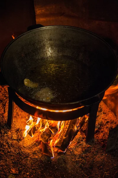 Cuisiner sur un feu de camp — Photo