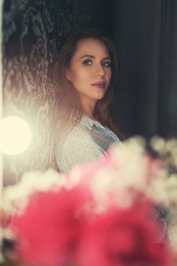 Karanlık odada kadın portre