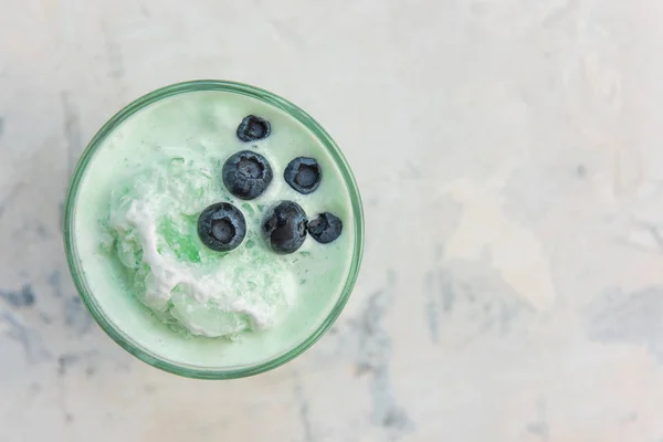 Batido de arándanos sobre un blanco —  Fotos de Stock