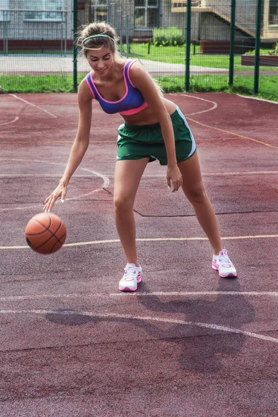 Mujer en ropa deportiva con pelota de baloncesto — Foto de Stock