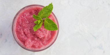 Naneli çilekli smoothie.