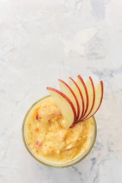 Apple smoothie på en vit — Stockfoto