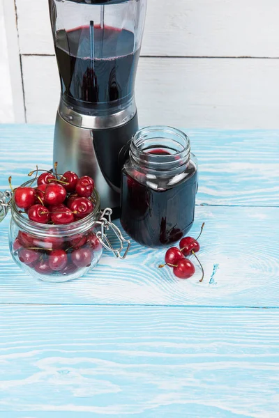 Zumo de cereza con vaso de bayas — Foto de Stock