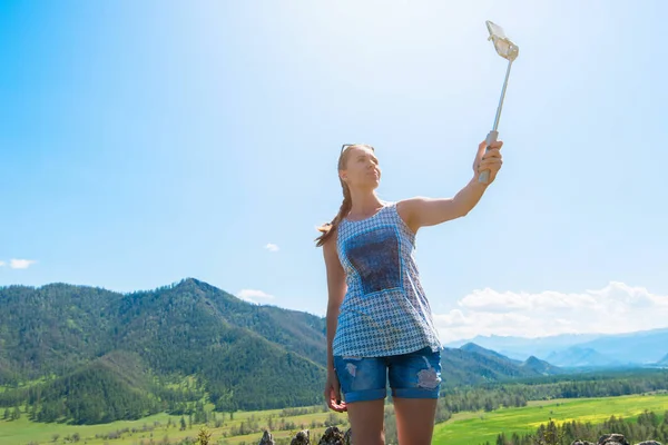Kvinna som tar selfie på mobiltelefon — Stockfoto