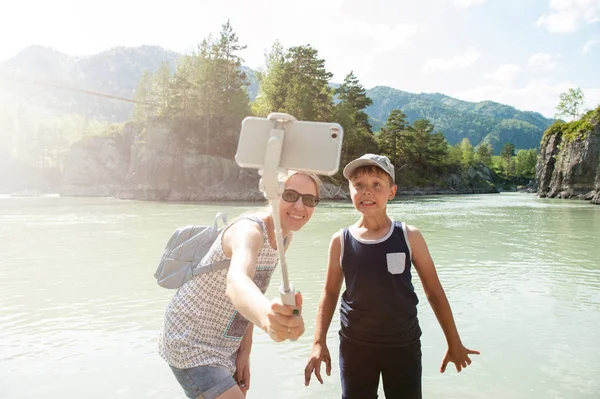 Selfie no telefone móvel com vara — Fotografia de Stock