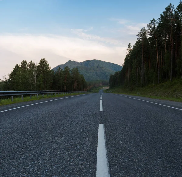 Schönheitsstraße m52 genannt chuiskiy trakt — Stockfoto