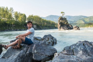 dağ nehir kıyısına