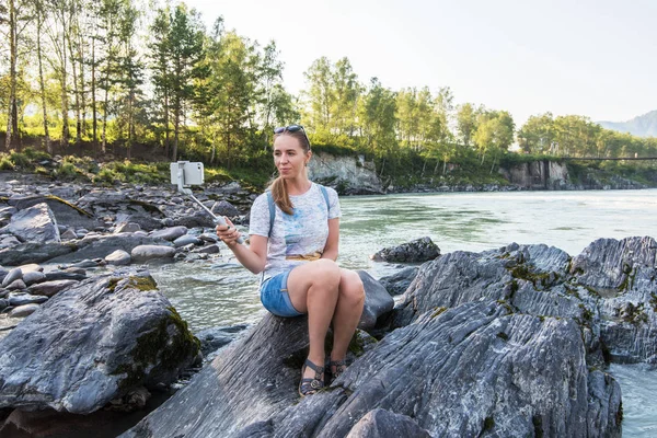 Floden selfie på mobiltelefon — Stockfoto