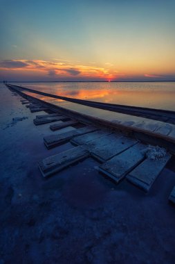 Güzel gün batımı tuzlu gölde