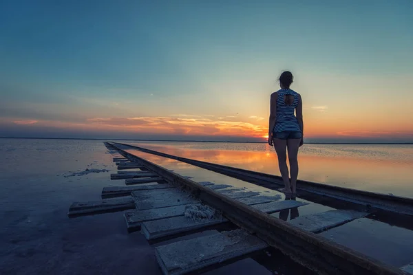 Coucher de soleil beauté sur le lac salé — Photo