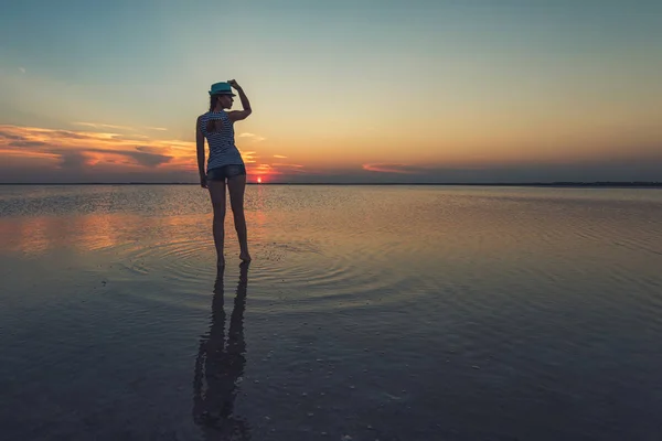 Coucher de soleil beauté sur le lac salé — Photo