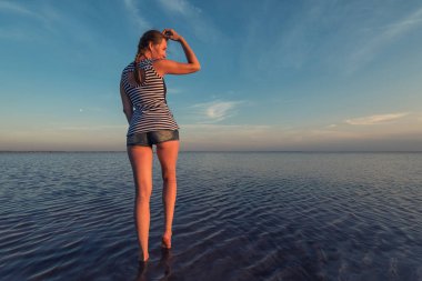 Güzel gün batımı tuzlu gölde