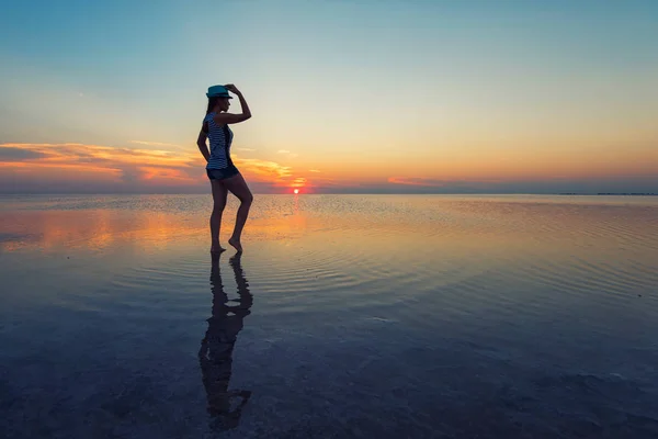 Закат красоты на солёном озере — стоковое фото
