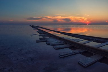 Güzel gün batımı tuzlu gölde