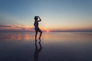 Güzel gün batımı tuzlu gölde