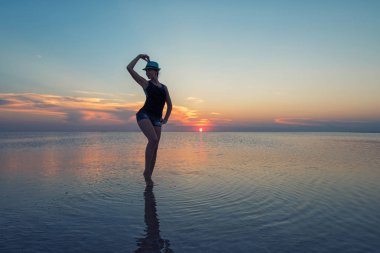 Güzel gün batımı tuzlu gölde