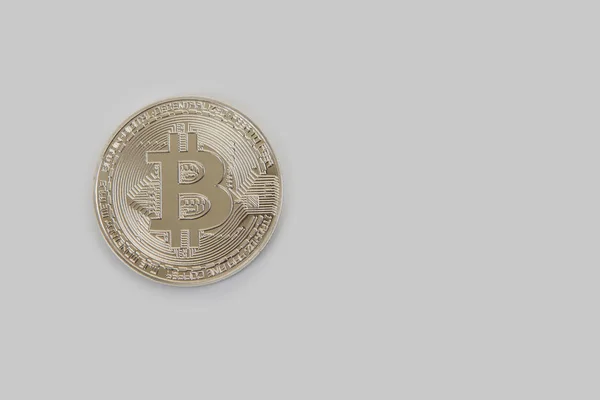 Moeda Bitcoin com dólares — Fotografia de Stock