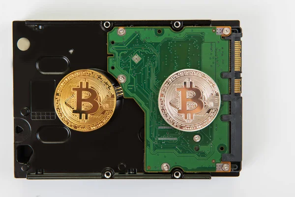 하드 디스크와 Bitcoin 동전 — 스톡 사진