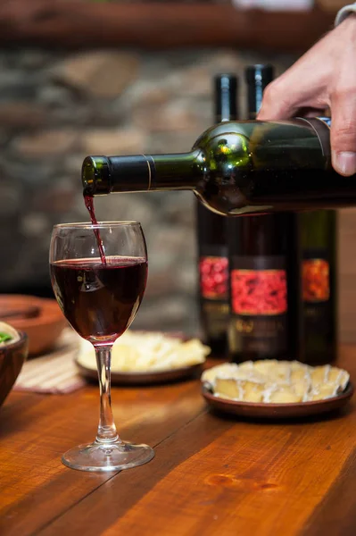 Pouring red wine — Stock Photo, Image