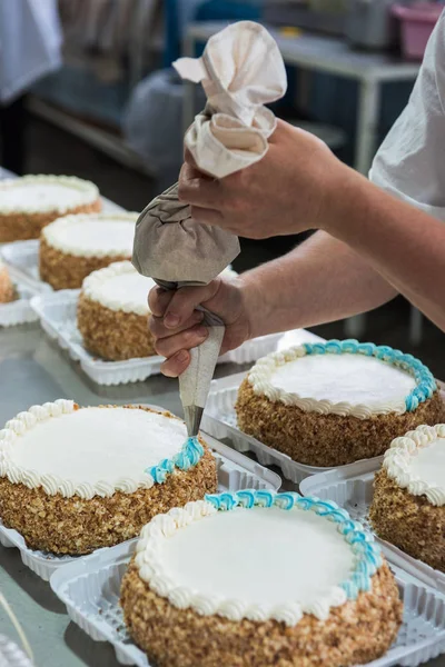 手動ケーキ生産 — ストック写真