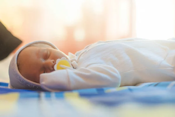 Slapende pasgeboren baby — Stockfoto