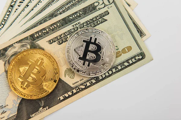 Bitcoin pièce avec des dollars — Photo