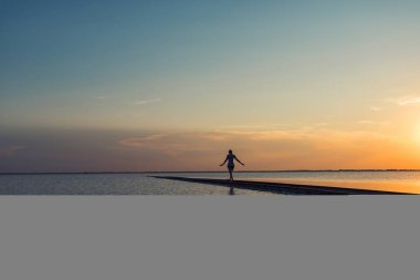 Güzel gün batımı tuzlu gölde