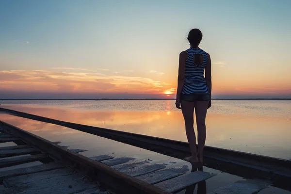 Закат красоты на солёном озере — стоковое фото