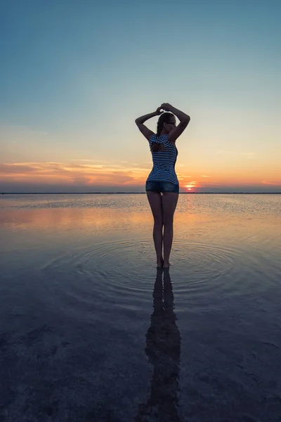 Coucher de soleil beauté sur le lac salé — Photo