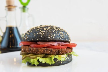 Büyük siyah burger.