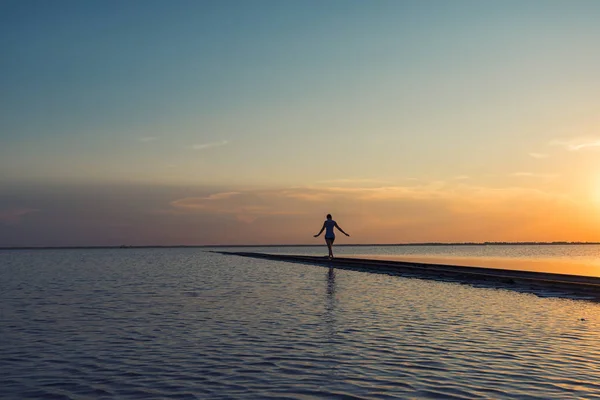 Coucher de soleil beauté sur le lac salé — Photo